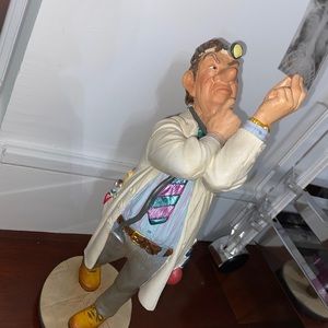 Parastone Profisti Doctor Statue